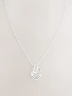 Zilverkleurig - Ketting met hangertje van vereende ringen