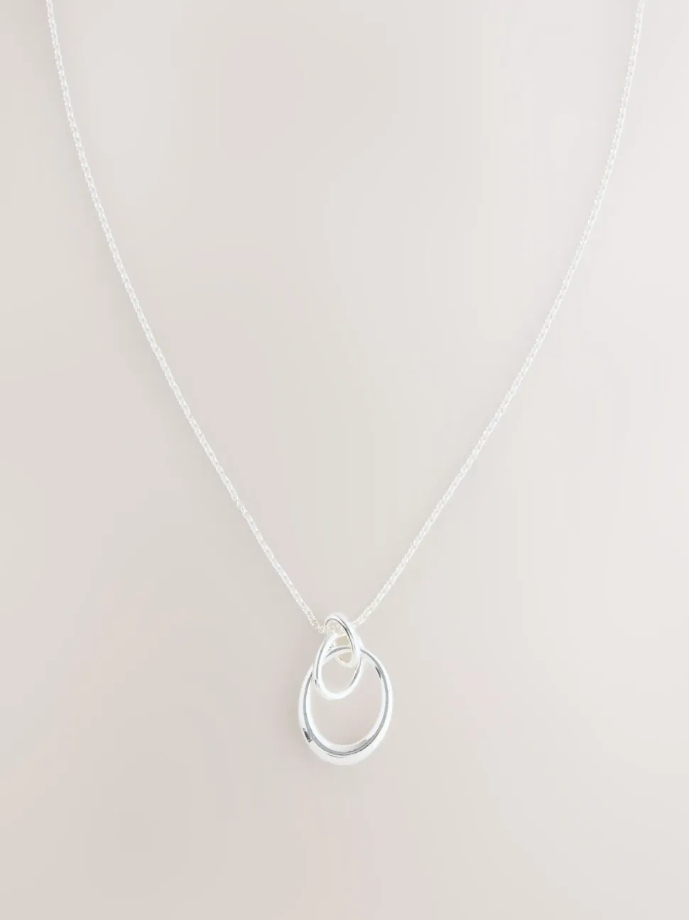 Zilverkleurig - Ketting met hangertje van vereende ringen
