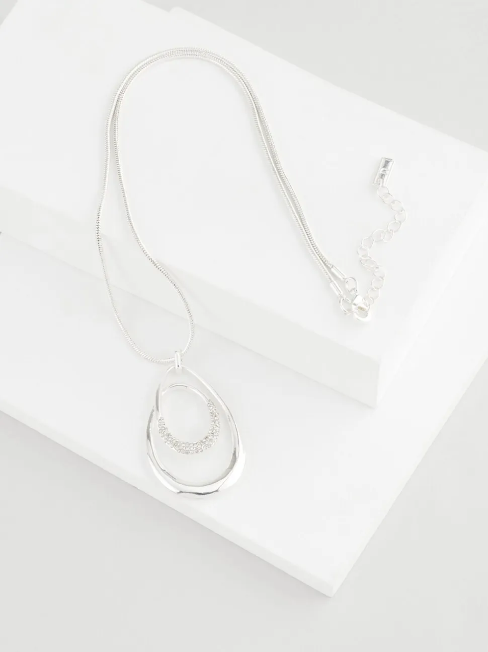 Zilverkleurig - Ketting met ovale gedraaide hanger