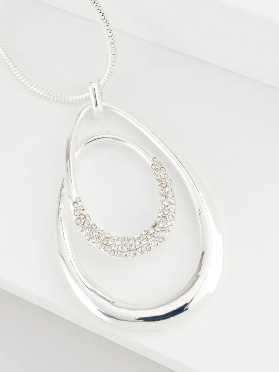 Zilverkleurig - Ketting met ovale gedraaide hanger