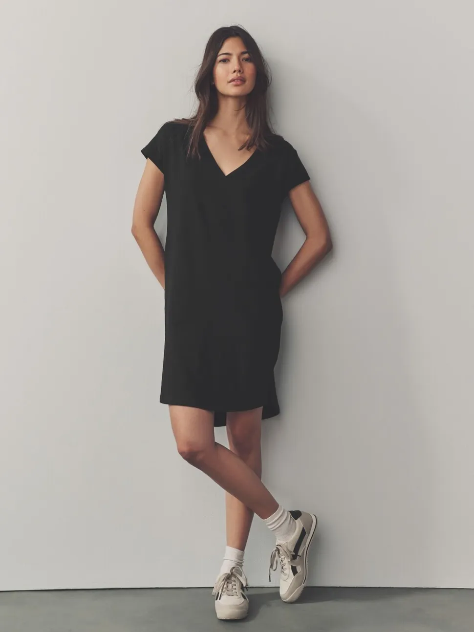 Zwart - 100% katoenen mini-jurk met V-hals en kapmouwtjes