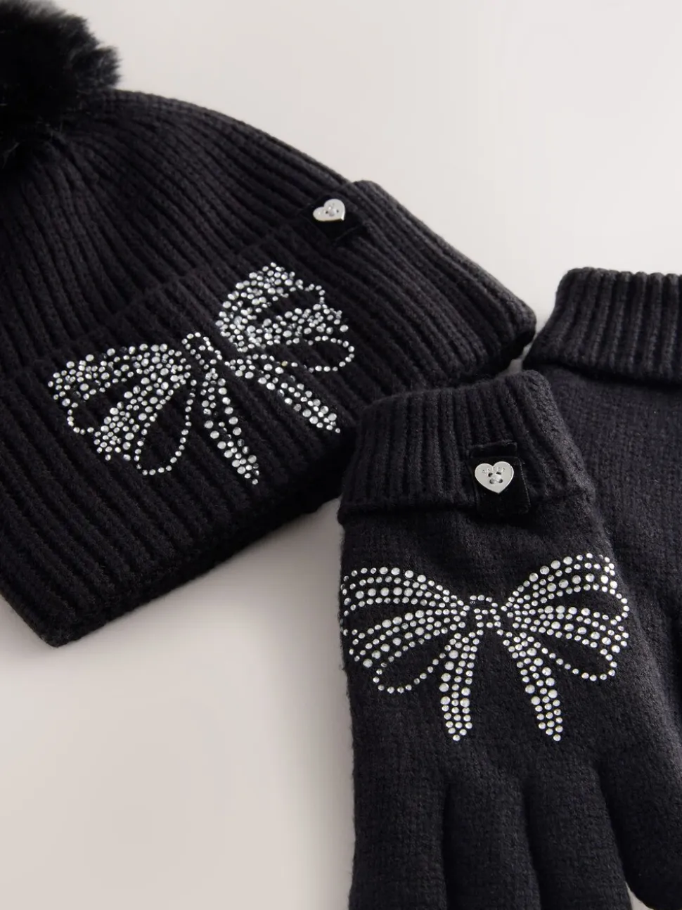 Zwart - Baker by Ted Baker - Set van gebreide muts met strik, pompon en handschoenen met siersteentjes voor meisjes