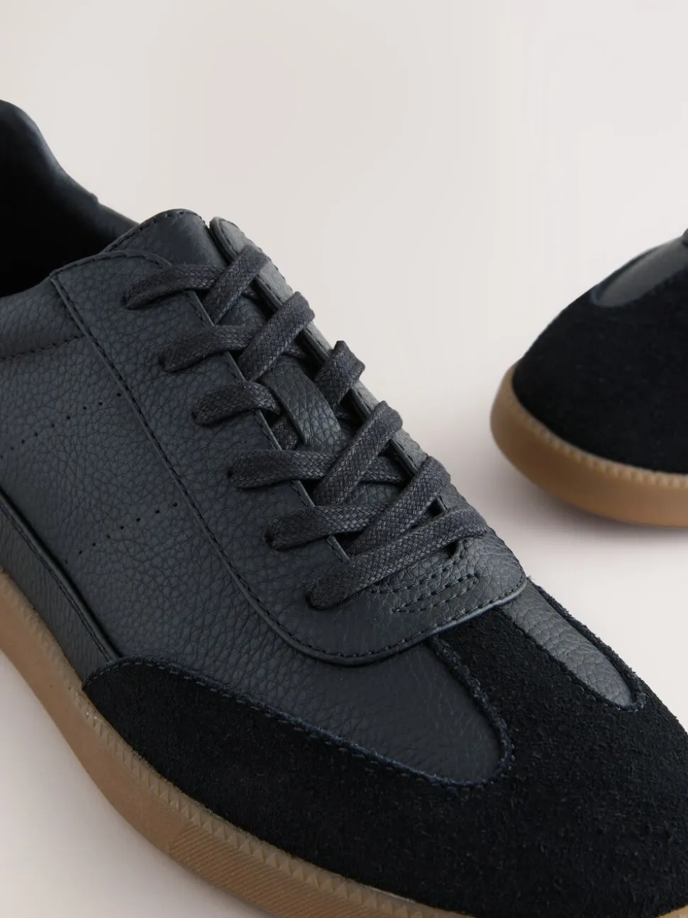 Zwart - Chic-casual vetersneakers met suède afwerking