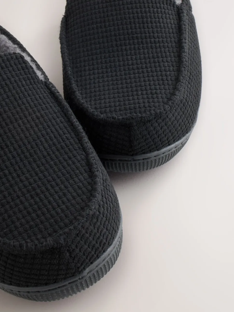 Zwart - Closed Back Textured Slippers