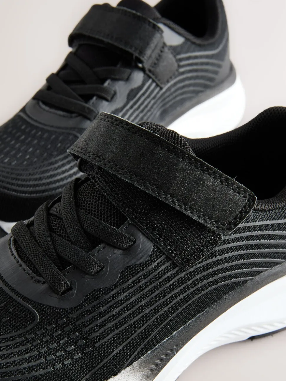 Zwart - Elastische sneakers met veters