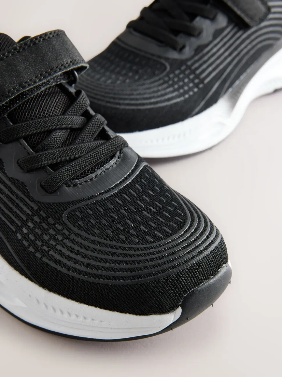 Zwart - Elastische sneakers met veters