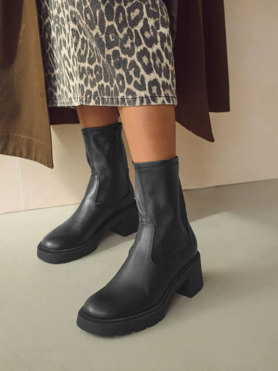 Zwart - Forever Comfort® - Enkellange soklaarzen met grove zool