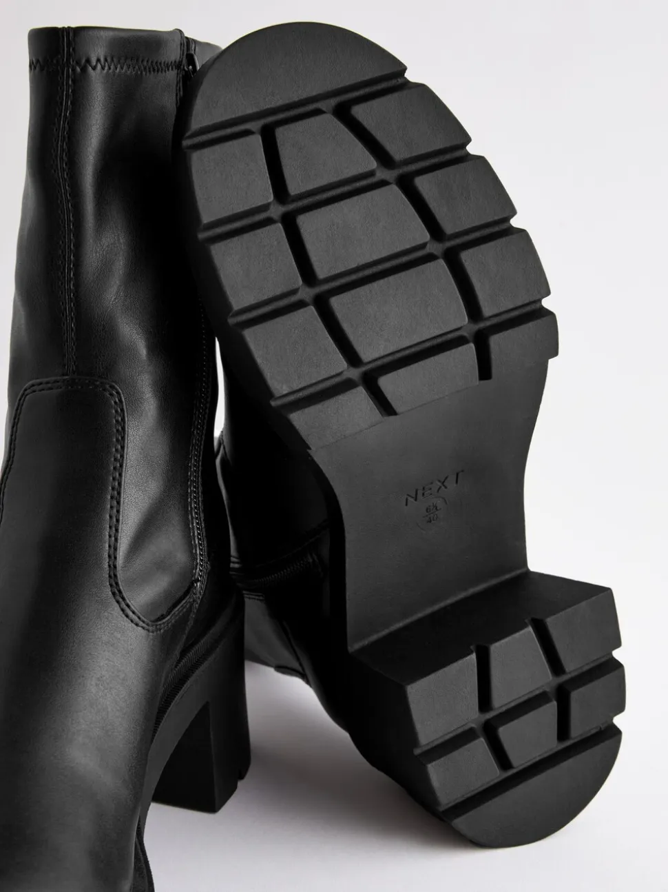 Zwart - Forever Comfort® - Enkellange soklaarzen met grove zool