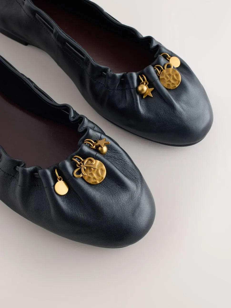 Zwart - Forever Comfort® Leather Ruched Charm Ballet Flats