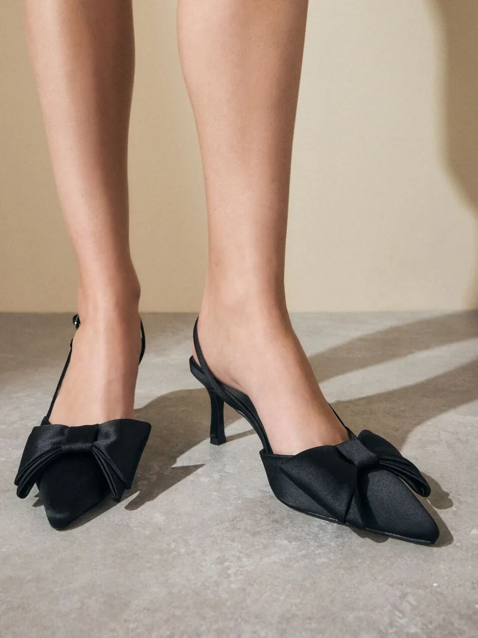 Zwart - Forever Comfort® schoenen met strik, hielbandje en spitse neus