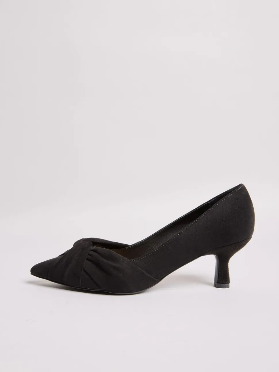 Zwart - Friends Like These pumps met gedraaide details, Naaldhak en Imitatiesuède