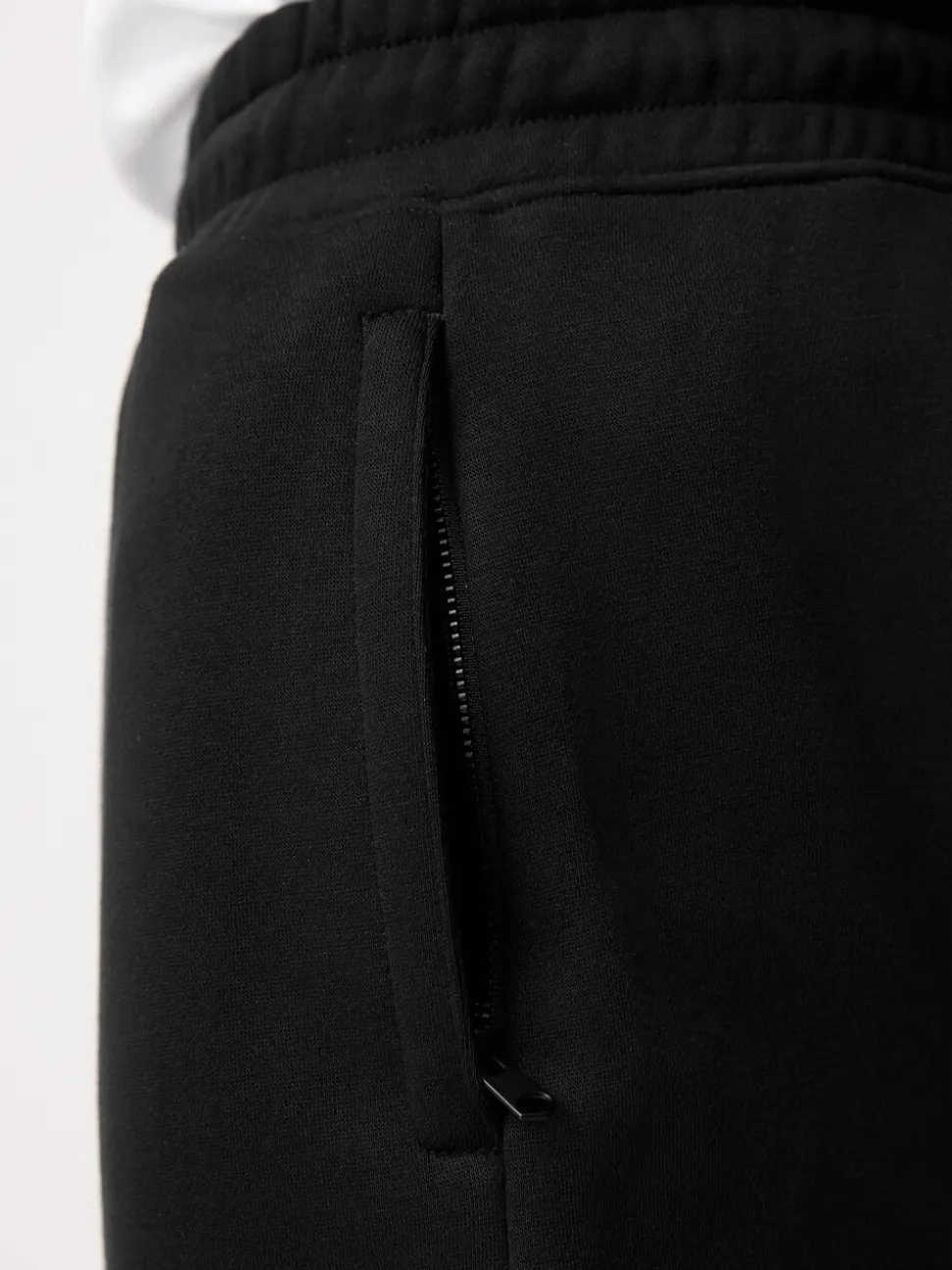 Zwart - Geborstelde jersey shorts met ritszakken