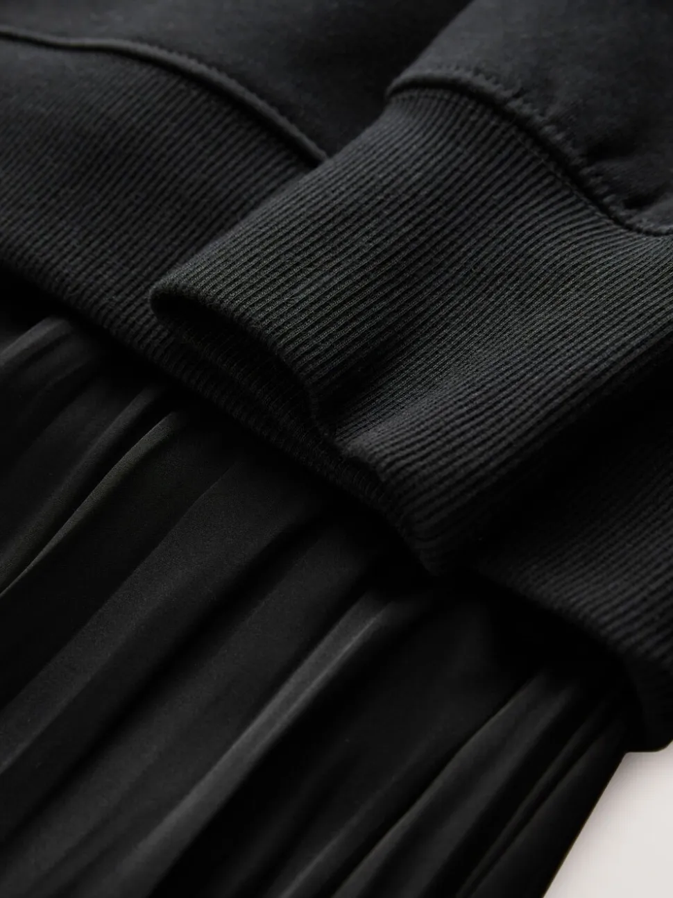 Zwart - 2-In-1 Sweatshirt met Satijnen Midi Rok