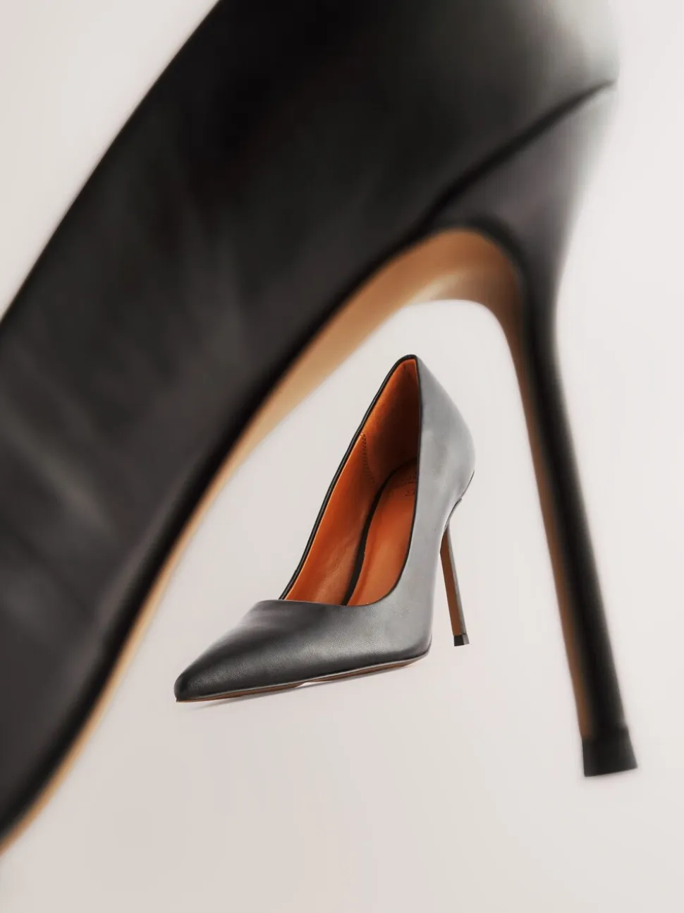 Zwart - Leren spitse pumps