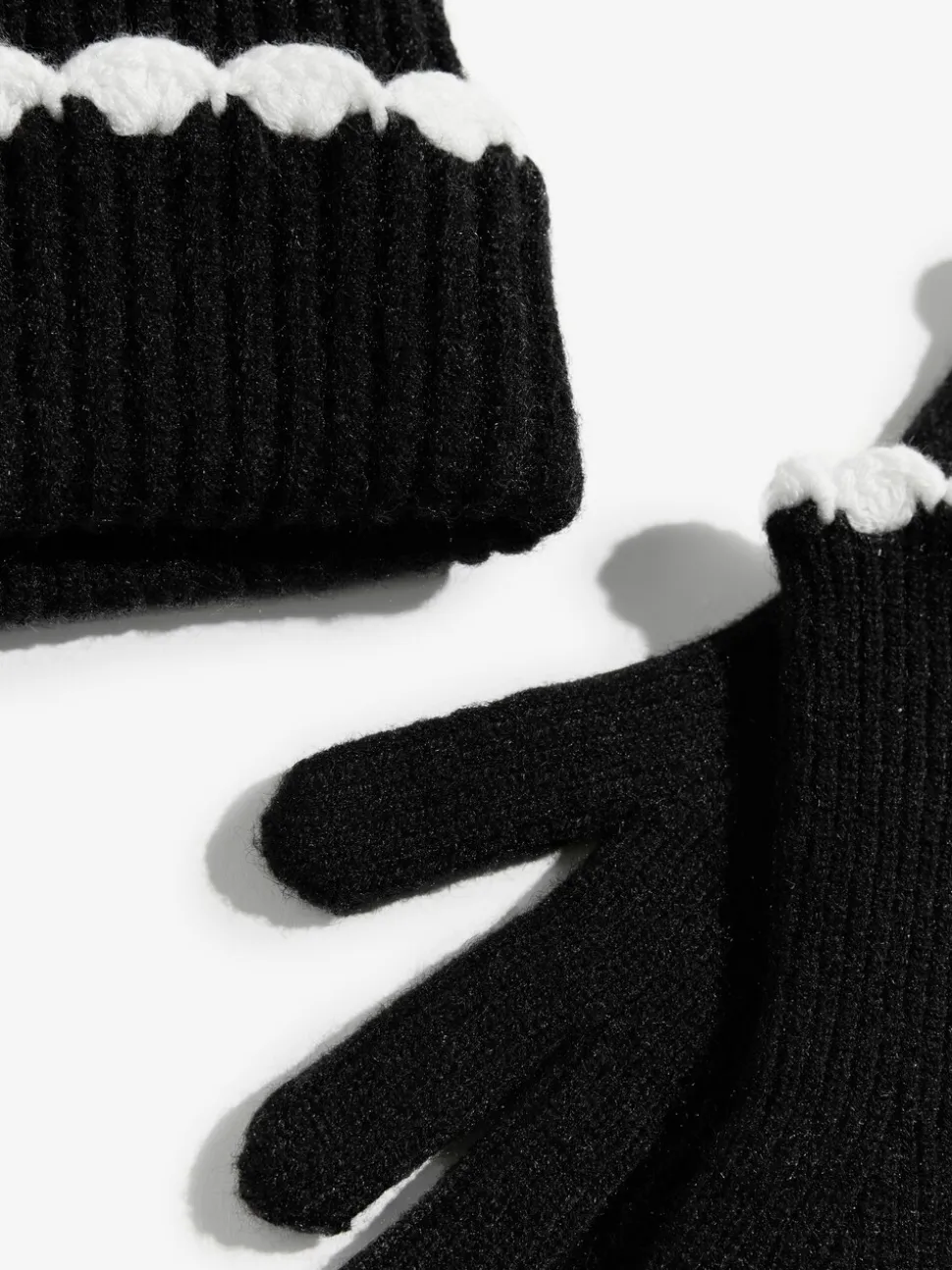 Zwart - Love & Roses Scallop Trim Ribbed Pom Hat and Gloves Set