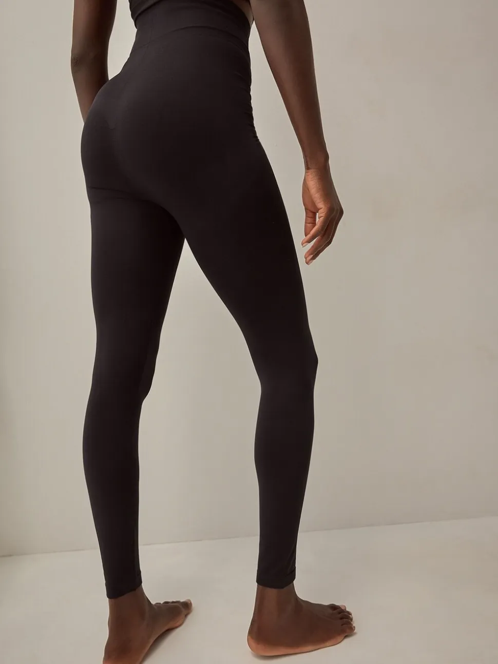 Zwart - Naadloze vormgevende legging met buikcorrectie