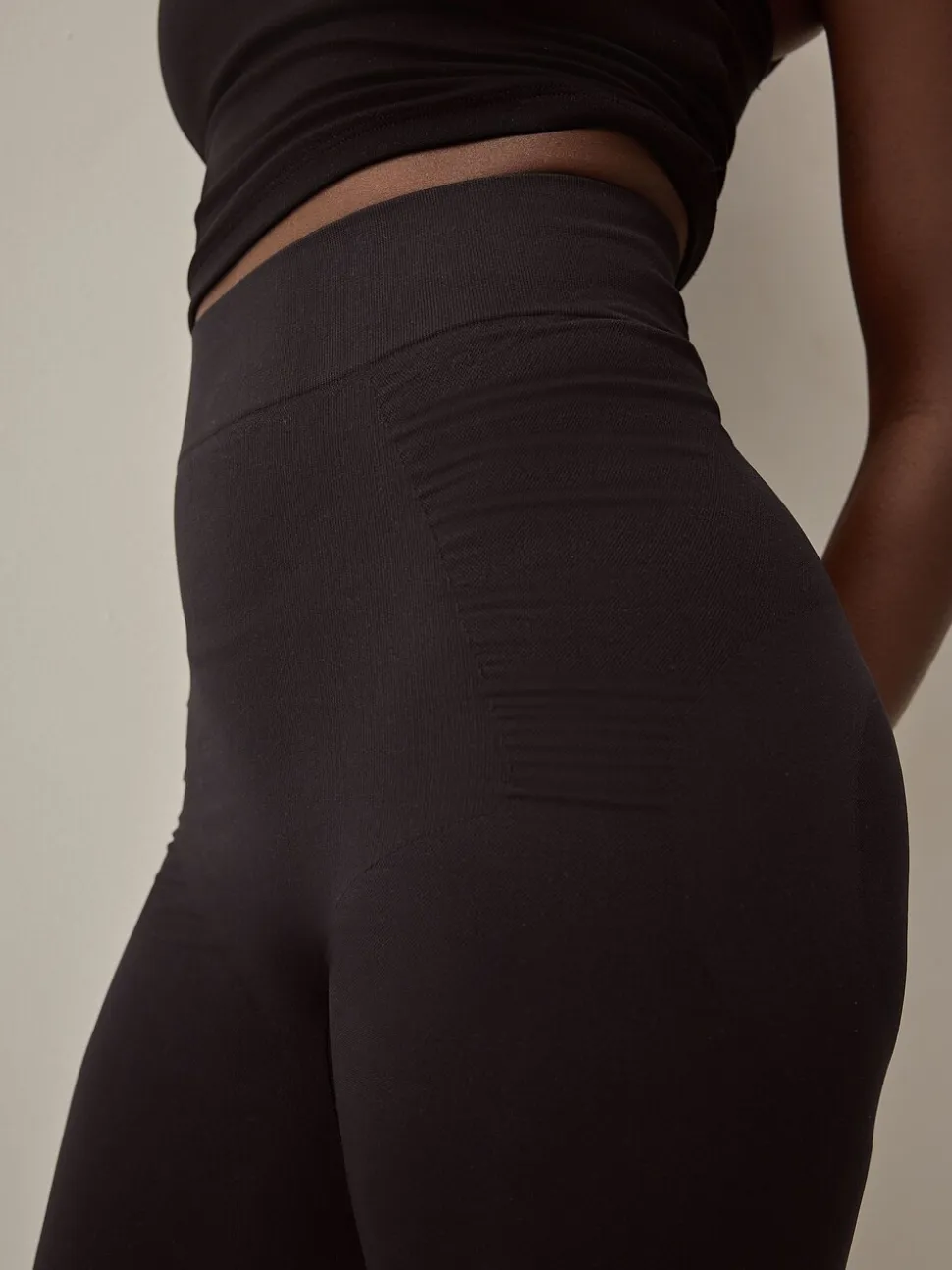 Zwart - Naadloze vormgevende legging met buikcorrectie