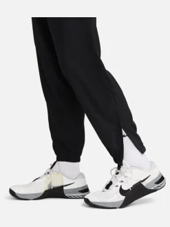 Zwart - Nike Dri-FIT Form trainingsbroek met taps toelopende pijpen