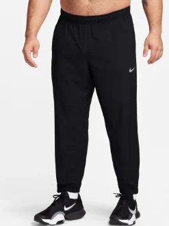 Zwart - Nike Dri-FIT Form trainingsbroek met taps toelopende pijpen