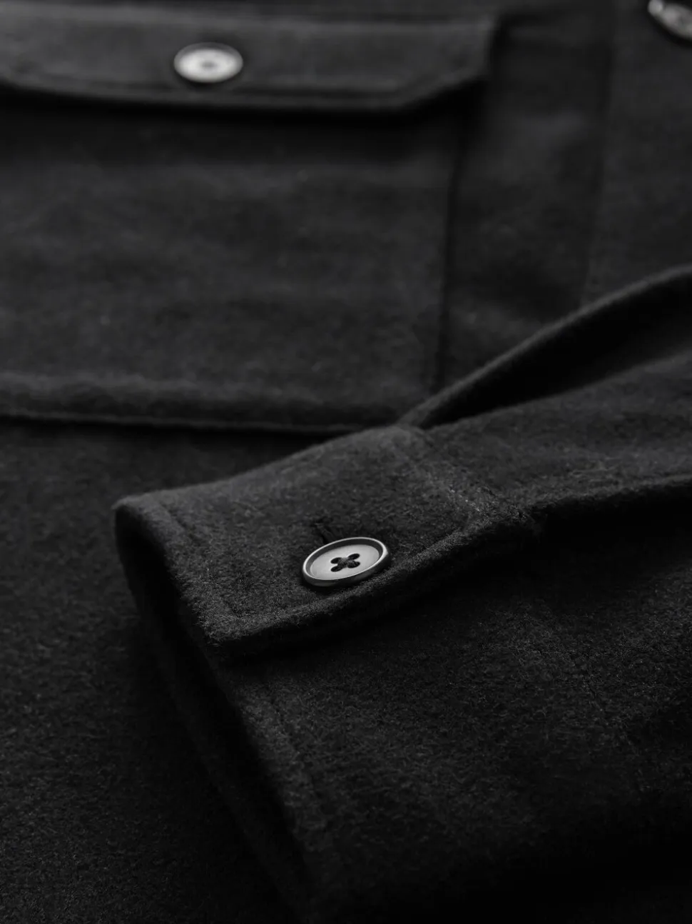 Zwart - Overshirt met twee zakken en wol