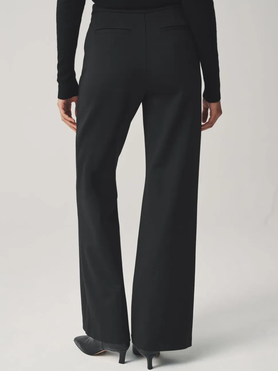 Zwart - Ponte Broek met Wijde pijpen en goudkleurige knoopdetails