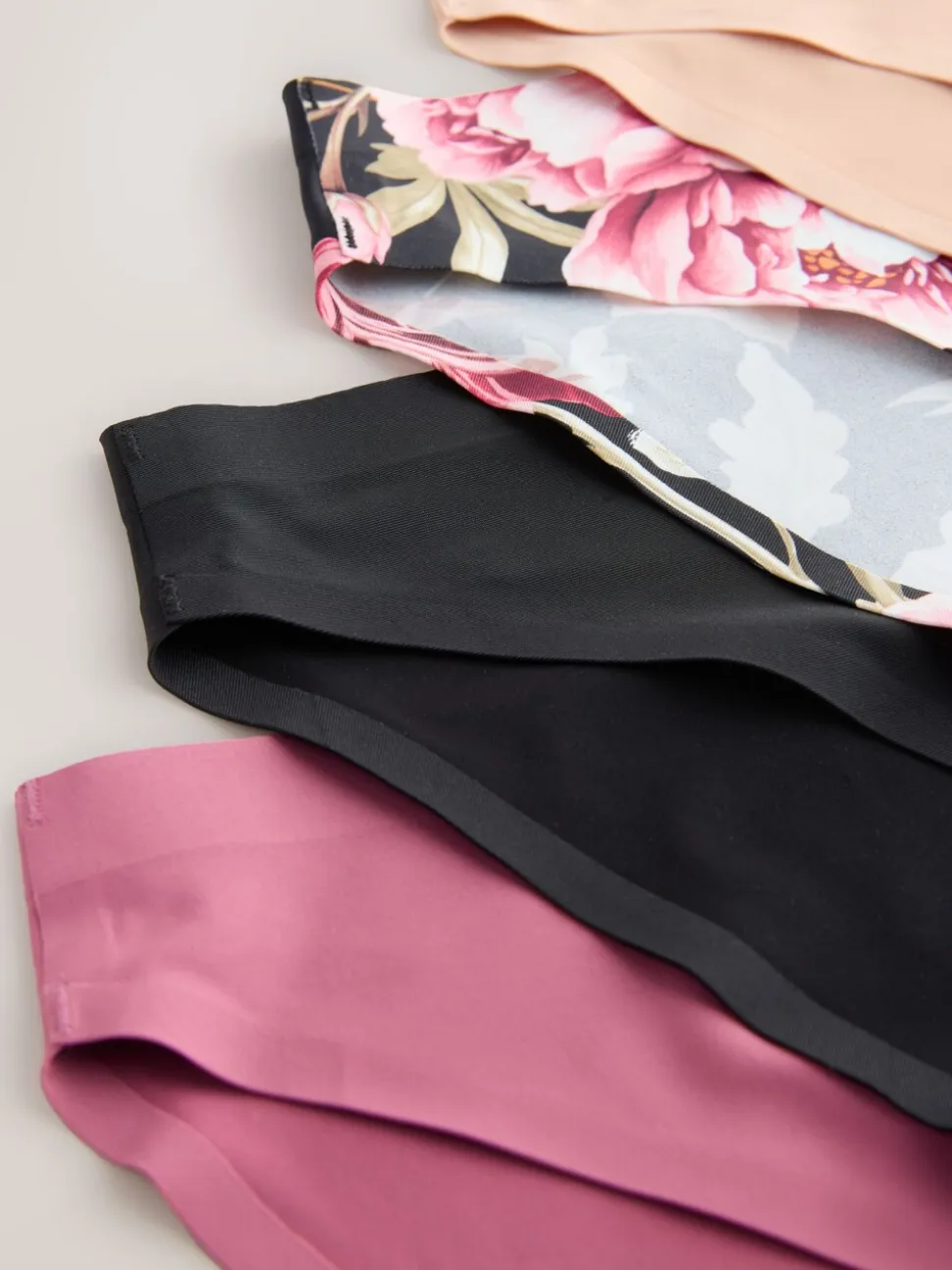 Zwart / Praline Huidskleur / Roze Bloemen - Set van 4 No VPL menstruatieslips voor medium vloeien