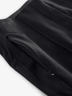 Zwart - Smalle vormgevende broek