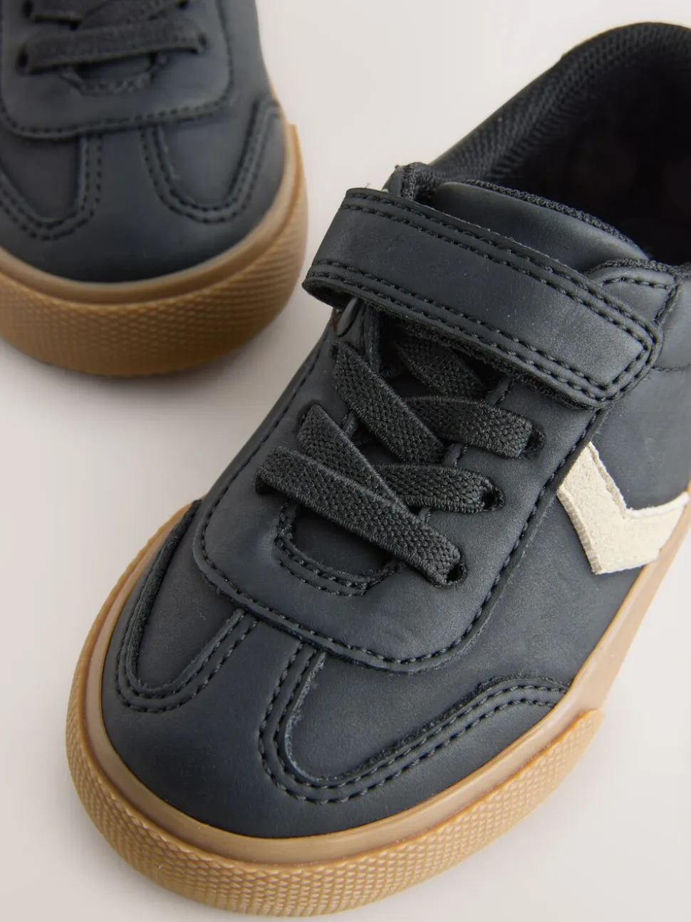 Zwart - Sneakers met klittenbandsluiting en elastische veters