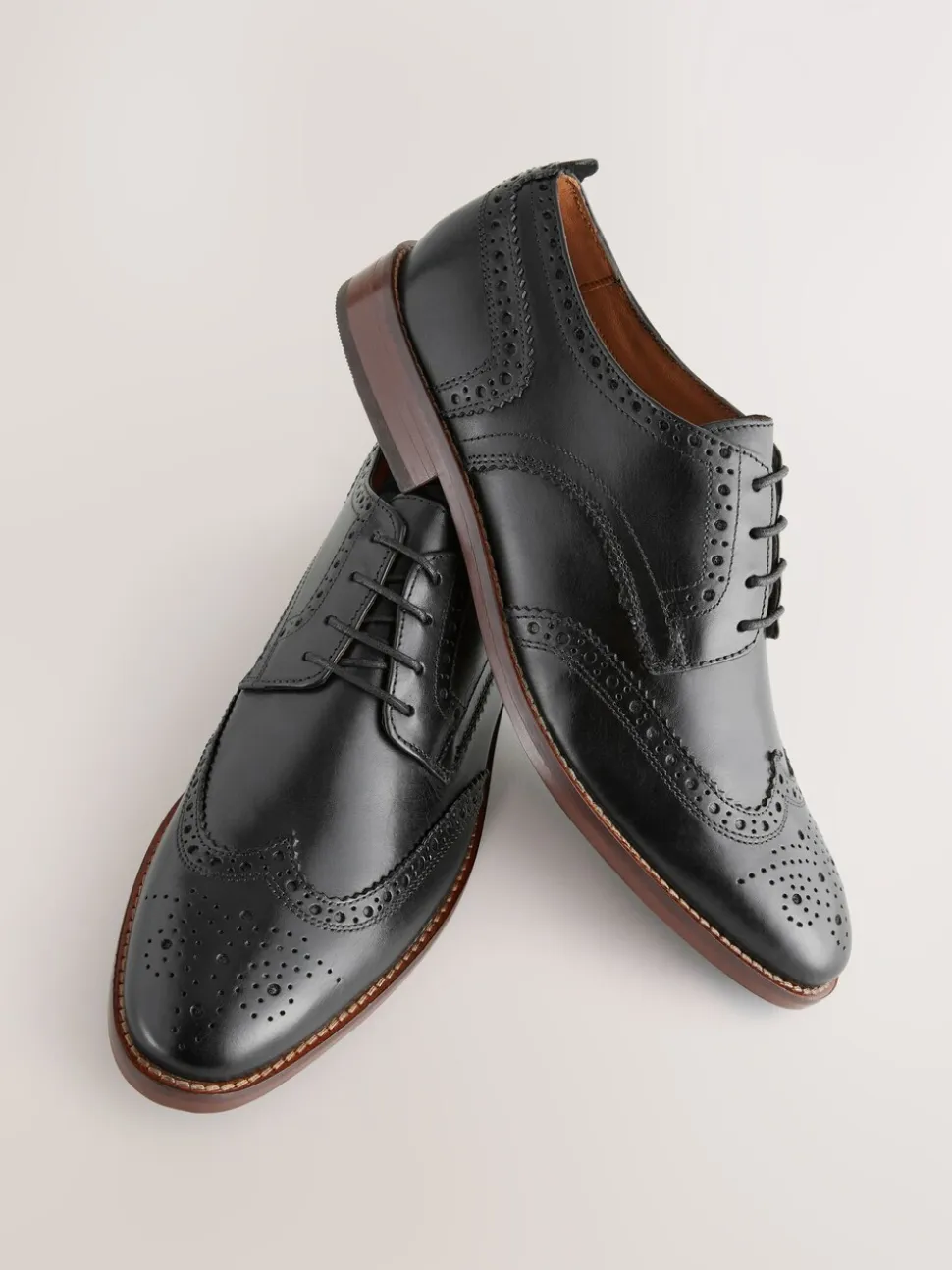 Zwart - Standaard pasvorm - Brogues van leer met contrasterende zool