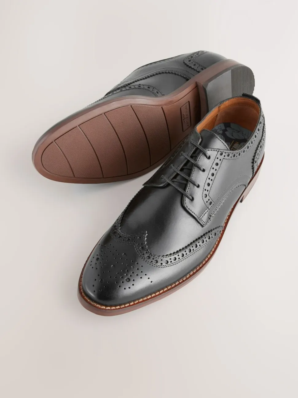 Zwart - Standaard pasvorm - Brogues van leer met contrasterende zool