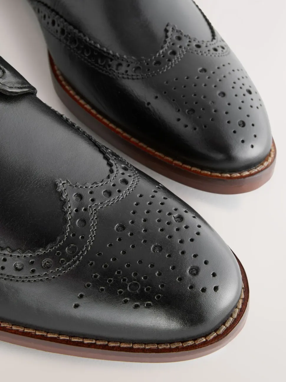 Zwart - Standaard pasvorm - Brogues van leer met contrasterende zool