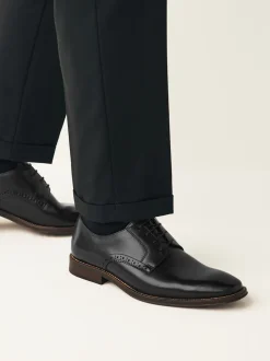 Zwart - Standaard pasvorm - Leren derbyschoenen met contrasterende zool
