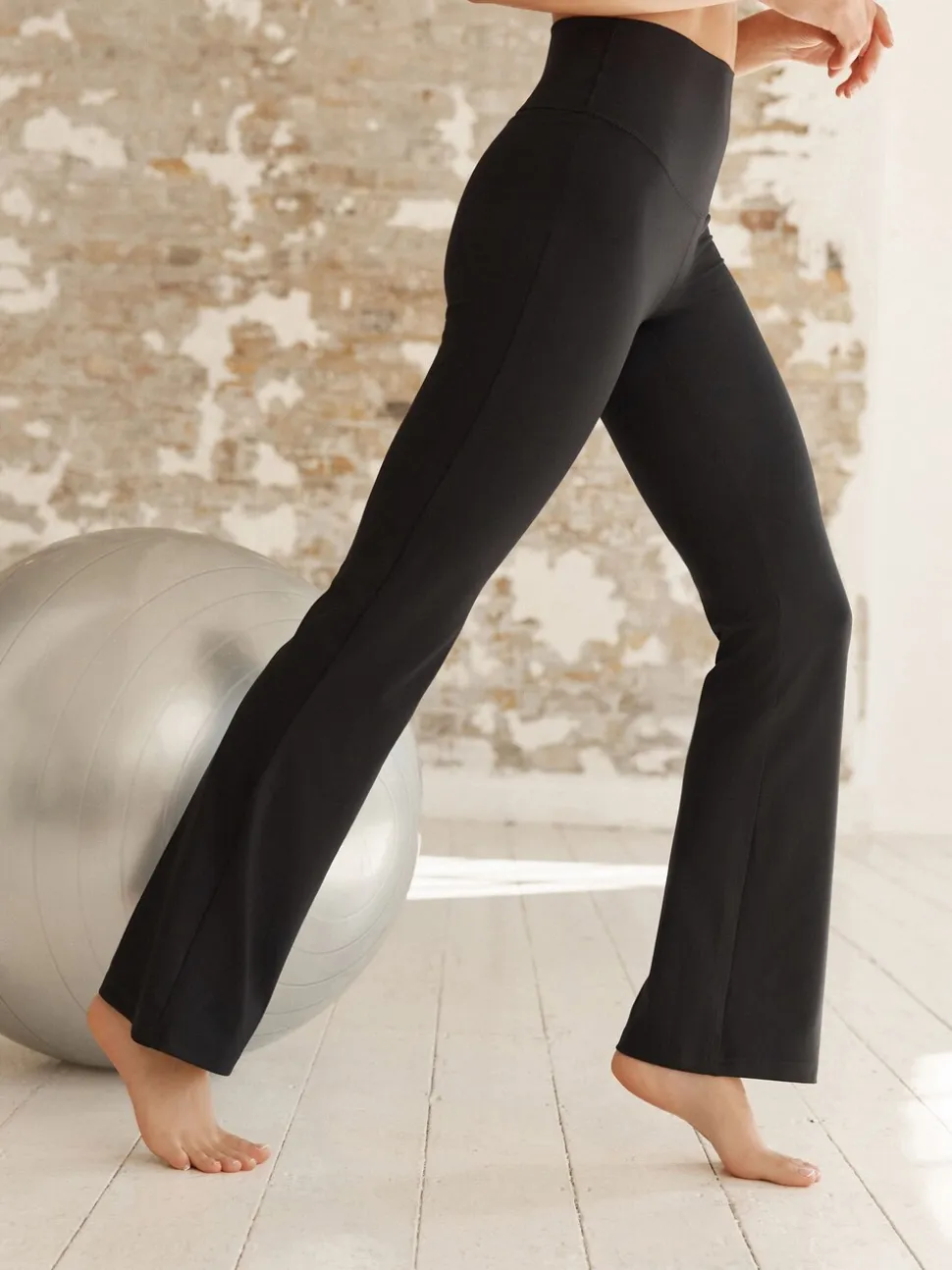 Zwart - Superzachte Dry Tech yogasportleggings met uitlopende pijpen