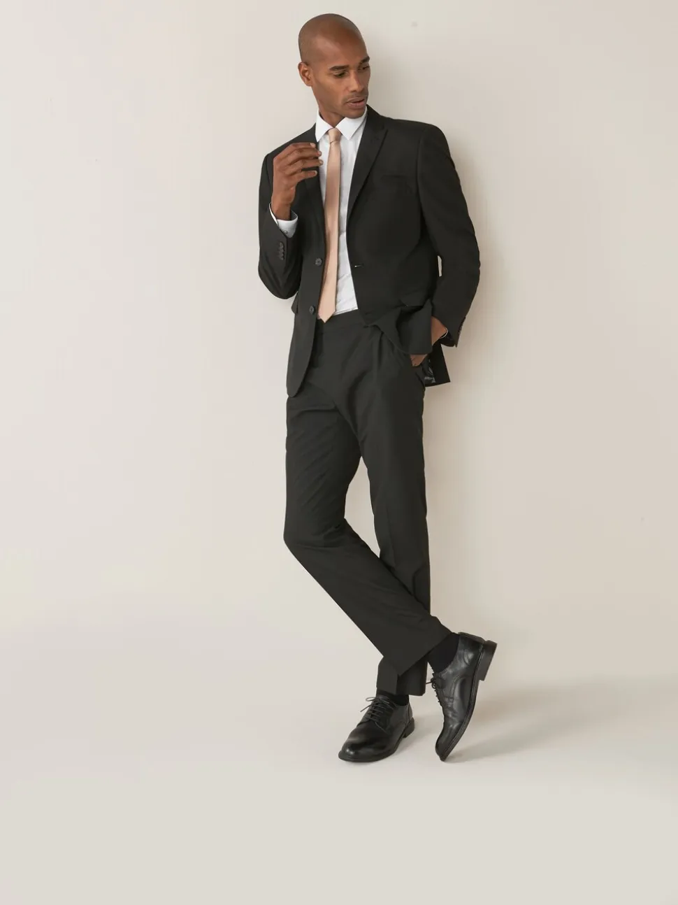 Zwart - Tailored fit - Kostuum met twee knopen: colbert
