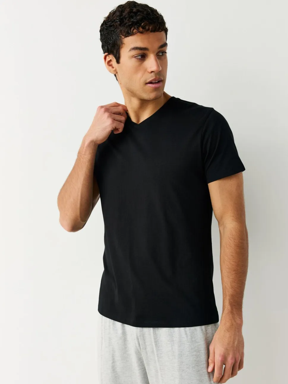 Zwart - Verpakking van 5 slim-fit 100% katoenen T-shirts met V-hals en laagjes