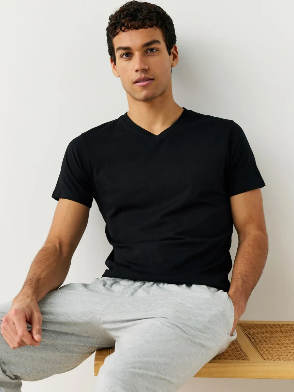 Zwart - Verpakking van 5 slim-fit 100% katoenen T-shirts met V-hals en laagjes