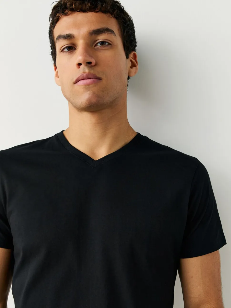 Zwart - Verpakking van 5 slim-fit 100% katoenen T-shirts met V-hals en laagjes