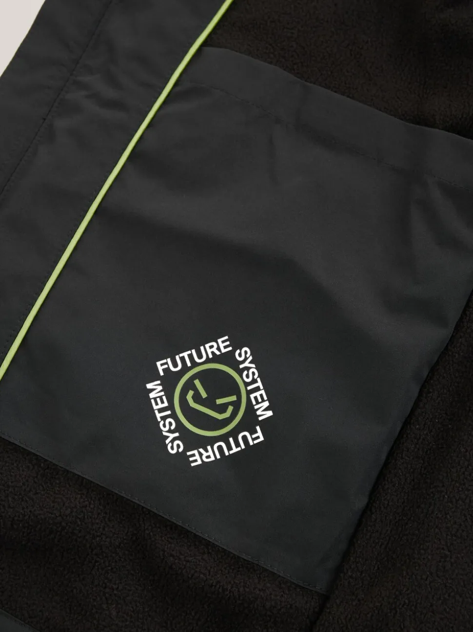 Zwart - Waterdichte jas met fleece voering en capuchon (3-17jr)