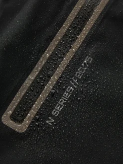 Zwart - Waterdichte jas met fleece voering en capuchon (3-17jr)