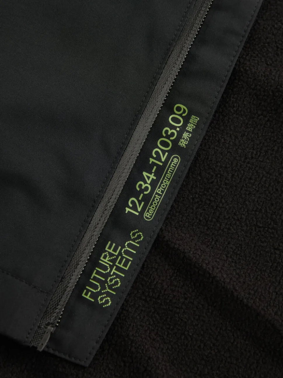 Zwart - Waterdichte jas met fleece voering en capuchon (3-17jr)