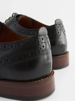 Zwart - Wijde pasvorm - Brogues van leer met contrasterende zool