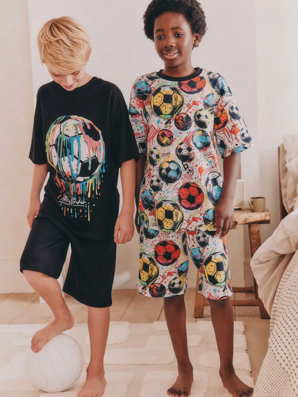 Zwart/ Felkleurige voetbal met meerdere kleuren - Set van 2 pyjama's met short (3-16 jr)
