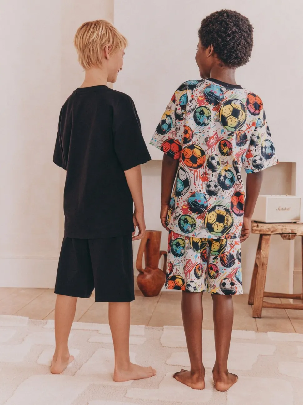 Zwart/ Felkleurige voetbal met meerdere kleuren - Set van 2 pyjama's met short (3-16 jr)