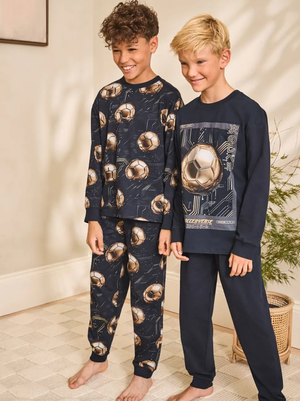 Zwart met goudkleurige voetbal - Verpakking van 2 pyjama's met lange mouwen (3-16 jr)