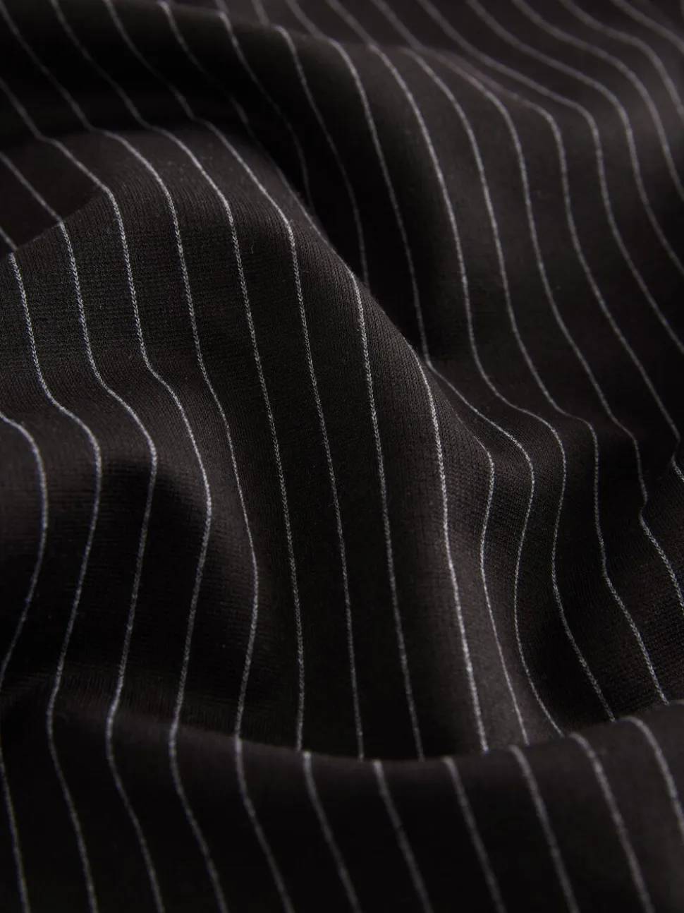 Zwart met krijtstreep - Smoothing Ponte Jersey Broek met Wijde Pijpen