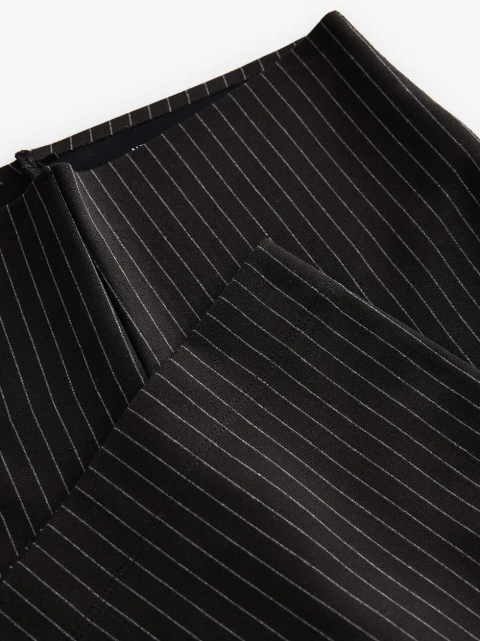Zwart met krijtstreep - Smoothing Ponte Jersey Broek met Wijde Pijpen