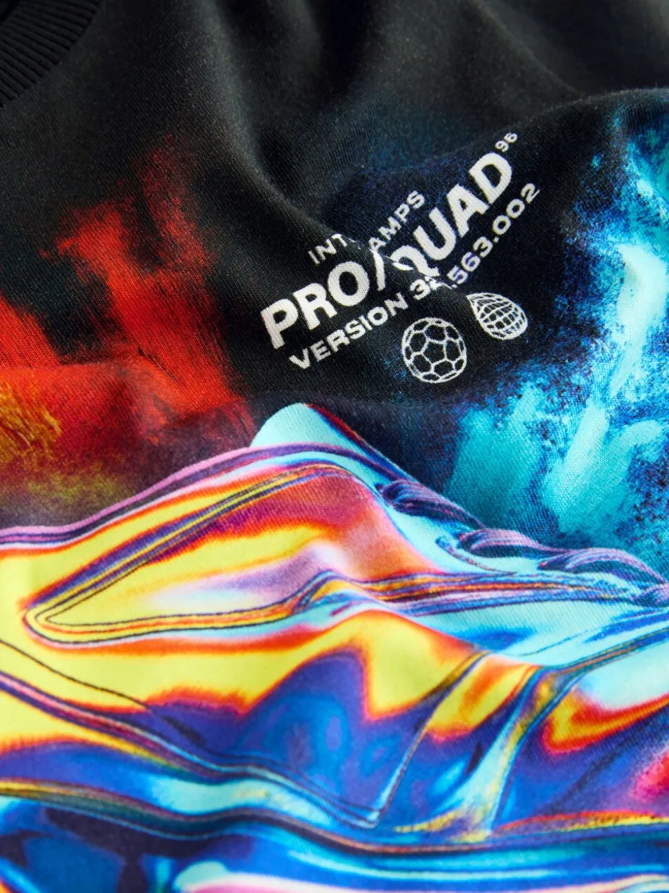 Zwart met voetbal - T-shirt met normale pasvorm, korte mouwen en all-over print (3-16jr)