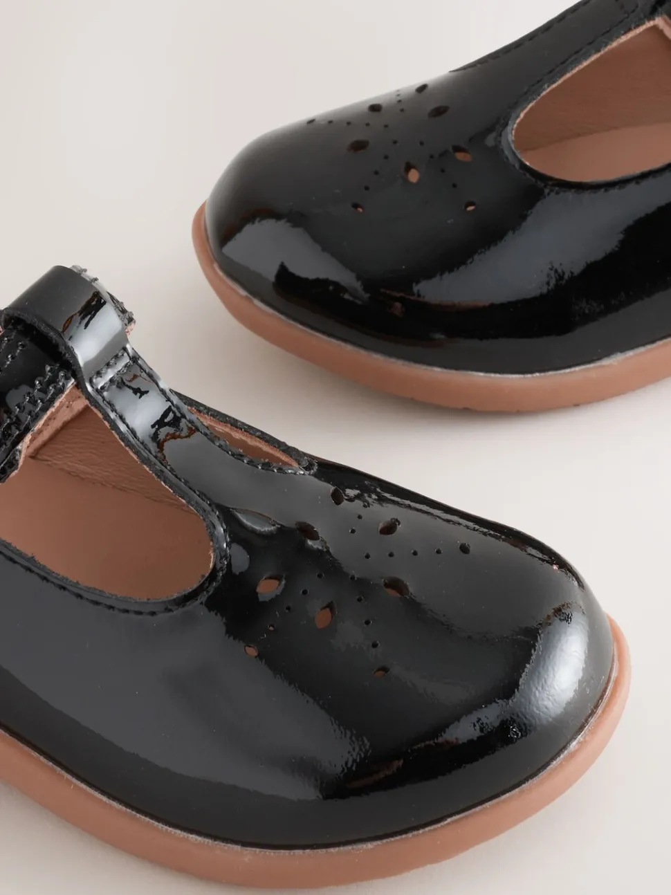 Zwart patentleer - First Walker schoenen met klittenband en T-bandje
