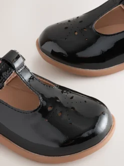 Zwart patentleer - First Walker schoenen met klittenband en T-bandje