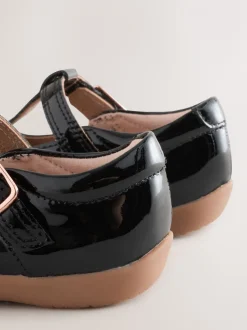 Zwart patentleer - First Walker schoenen met klittenband en T-bandje